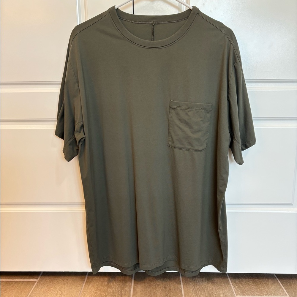 Size L Lululemon Men’s Oversized Pocket Fundamental Shirt Green
